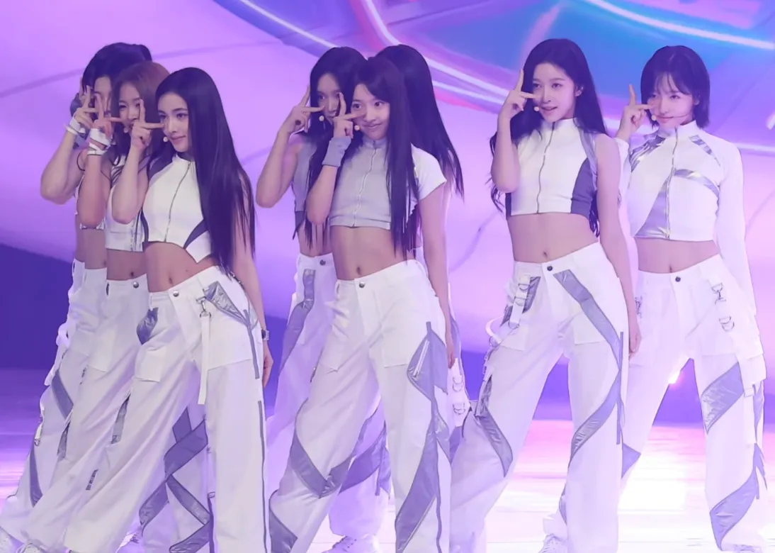 A2O LITE 무대에서 나란히 선 멤버들