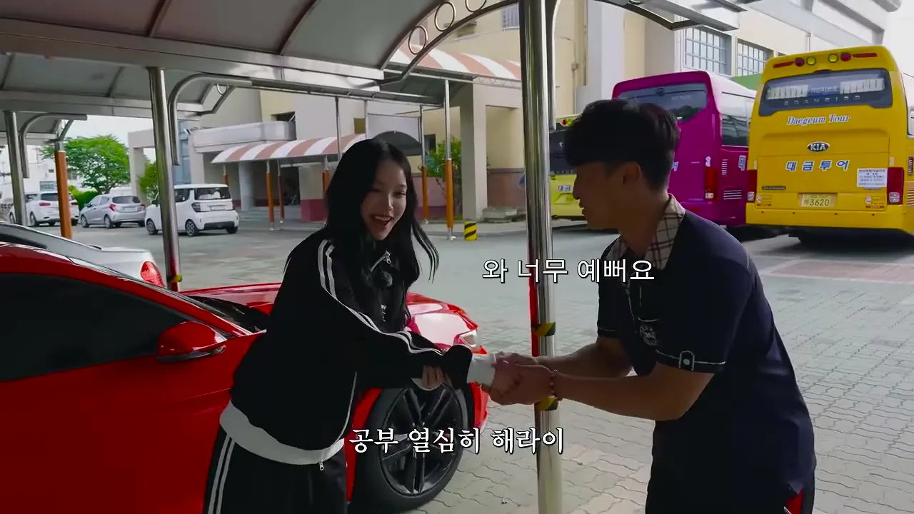 학생들 앞에서 손을 흔드는 원이와 옆에서 말리는 미나미
