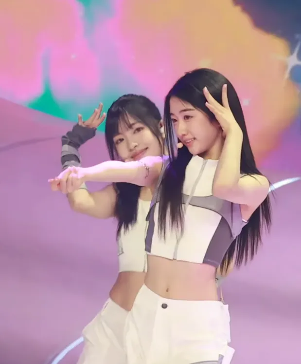 A2O LITE 무대에서 웃고 있는 멤버 두 명