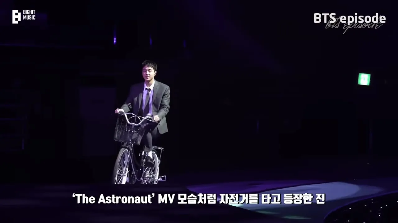 자전거를 타고 무대에 등장하는 진