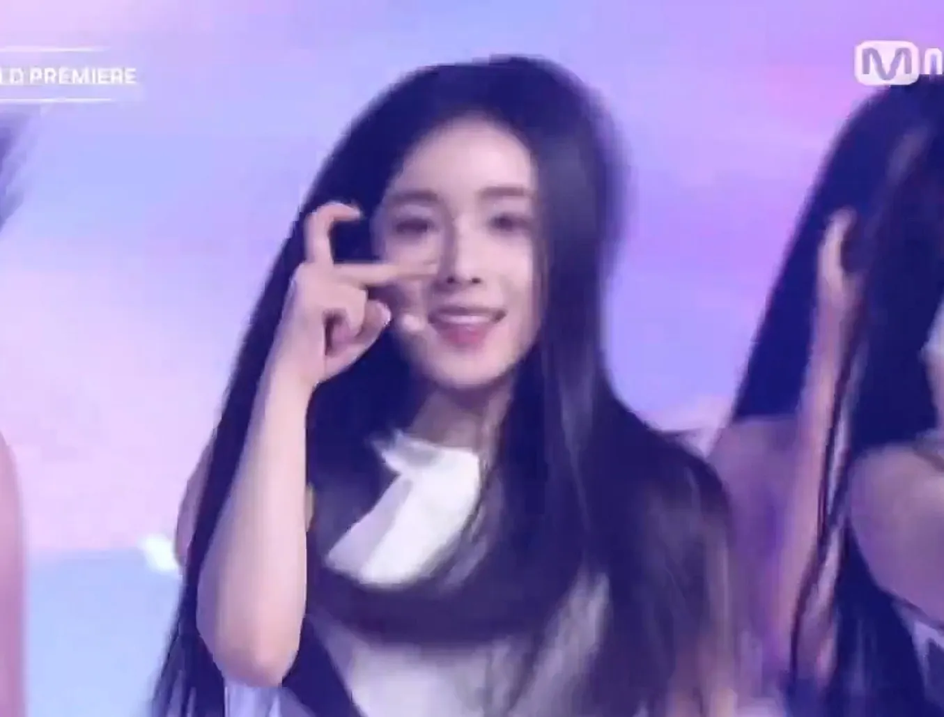 A2O LITE 월드 프리미어 무대 장면