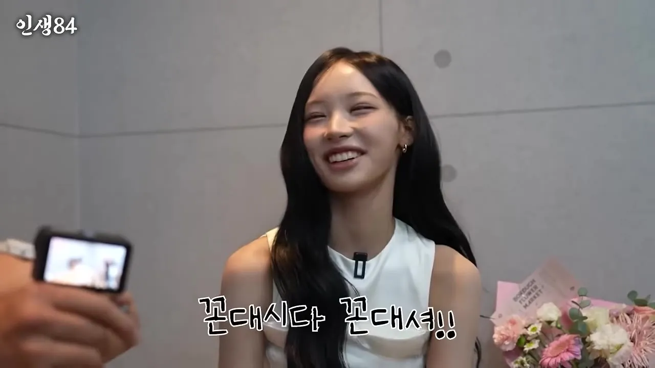 인터뷰 중에 웃는 원이