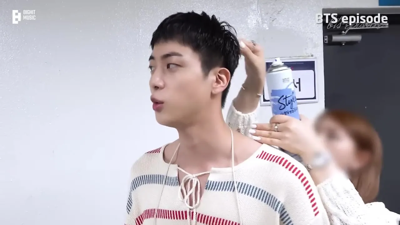 대기실에서 혼자 준비하는 진