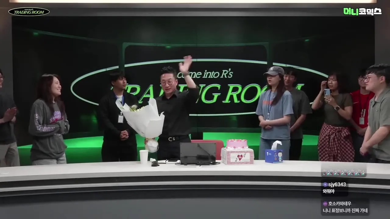 케이크를 앞에 두고 다 같이 사진을 찍는 장면
