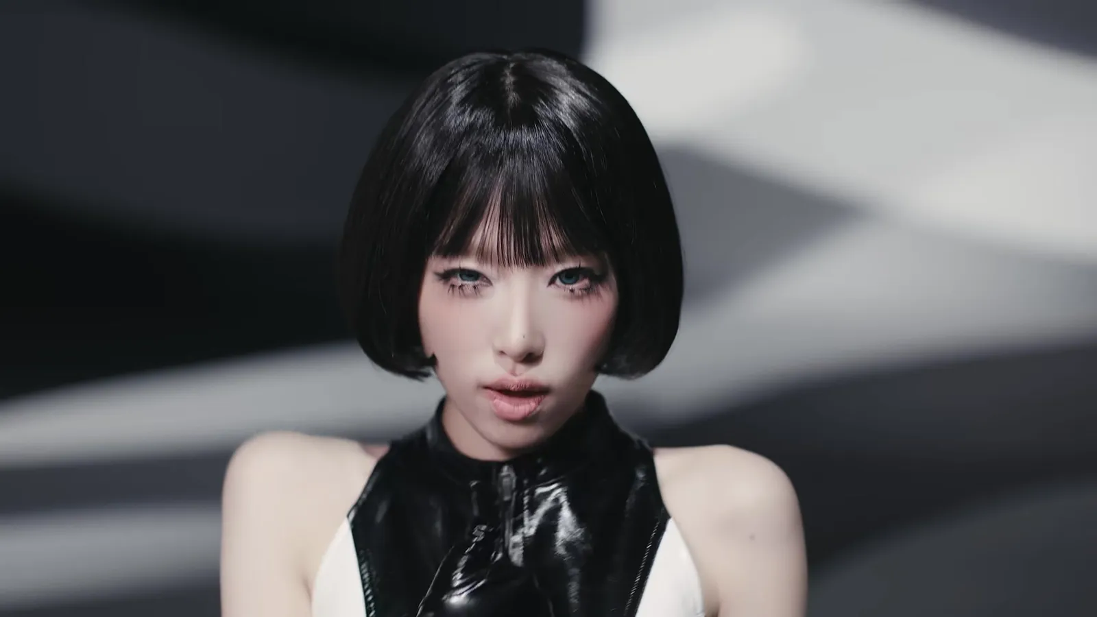 최예나 입문 가이드: 얼굴이 네 개인 솔로, 귀여운 예나, 무대 위 예나, 예능 속 예나, 만화 속 예나