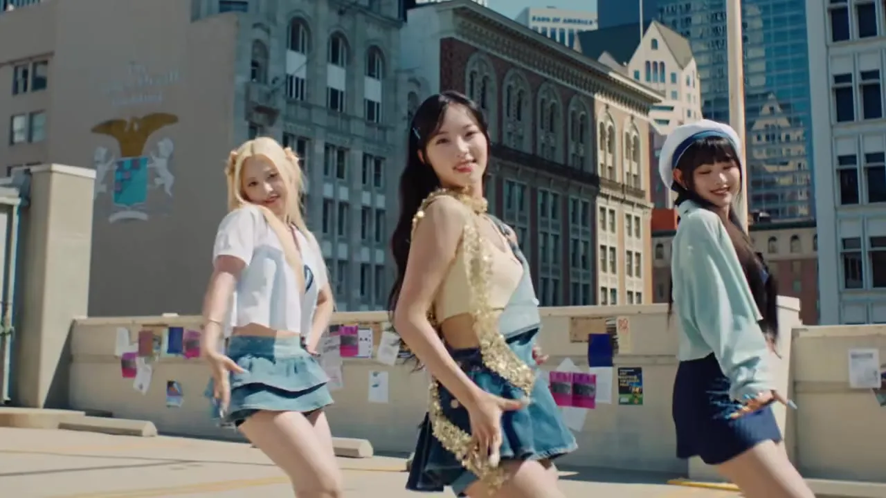 LOVE ATTACK 뮤직비디오의 옥상 장면