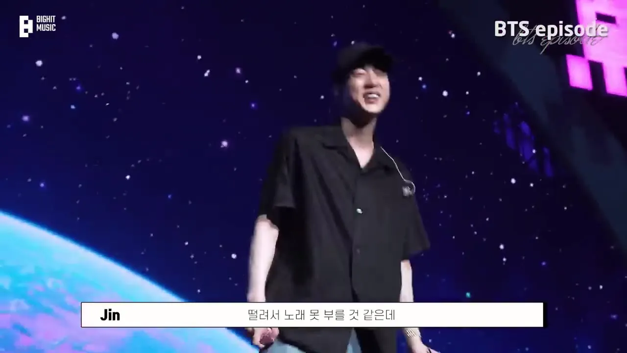 리허설 중 떨린다고 말하는 진