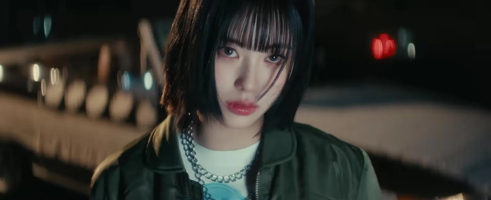 이즈나 SIGN 뮤직비디오 속 멤버
