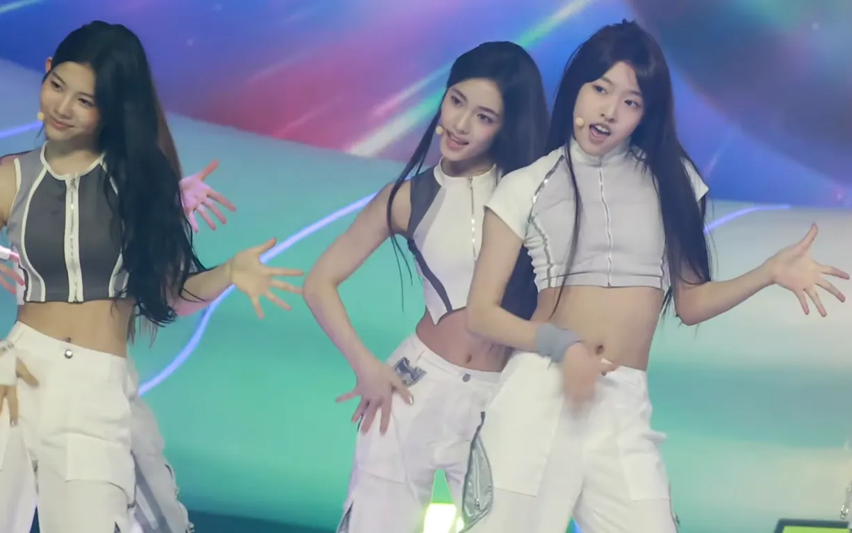 A2O LITE 무대에서 춤추는 멤버 세 명