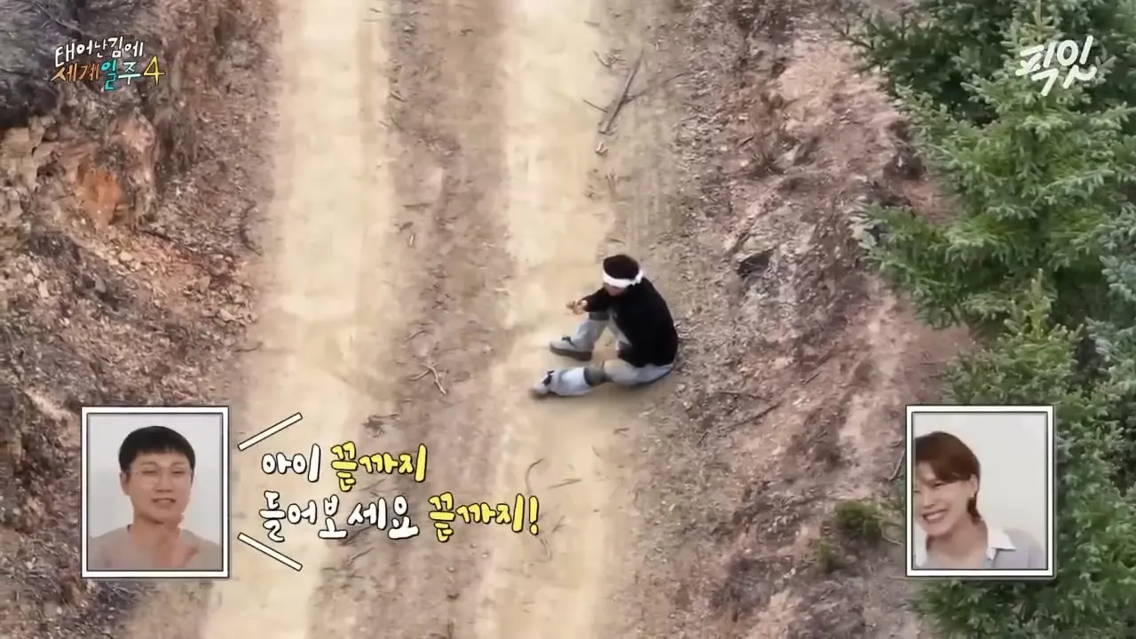 오체투지 중에 현지 사람들이 건넨 빵을 받는 장면